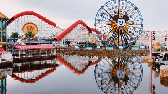 Disneyland California Akan Dibuka, Sejumlah Pekerja Protes