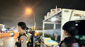 警方采取行动，逮捕了数十名米拉斯和杜克酒的卖家，他们被认为违反了条例