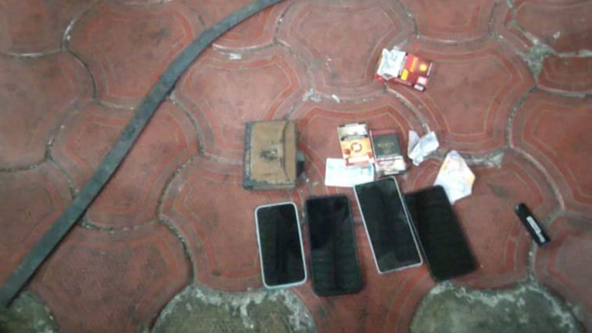 Polisi Tangkap 15 Remaja Tawuran di 2 Tempat, 8 Celurit dan 3 Bungkus Rokok Berisi Ganja Disita