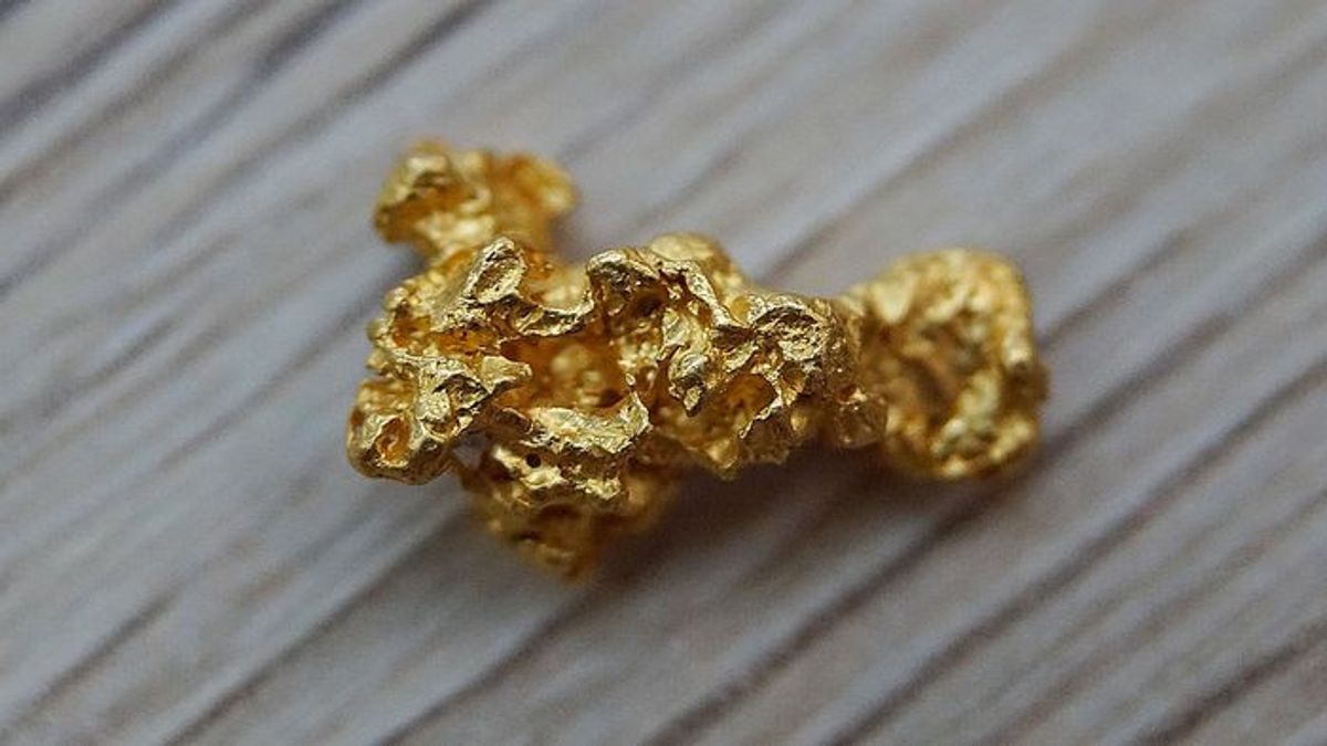 有报道称，居民获得2公斤涉嫌黄金的材料，NTT阿图卢邦村非法采矿立即关闭