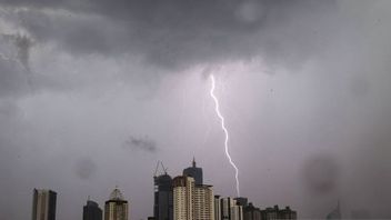 BMKG予報:今日ジャカルタは雨が降っています、雷の出現に注意してください