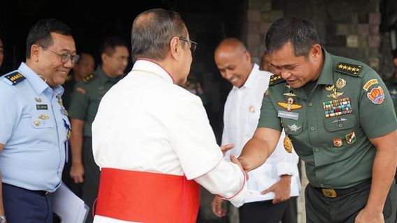 カトリック・スピリチュア・ユニットの形、KSAD将軍TNIマルリがイグナティウス枢機卿スハリョー大佐に会う