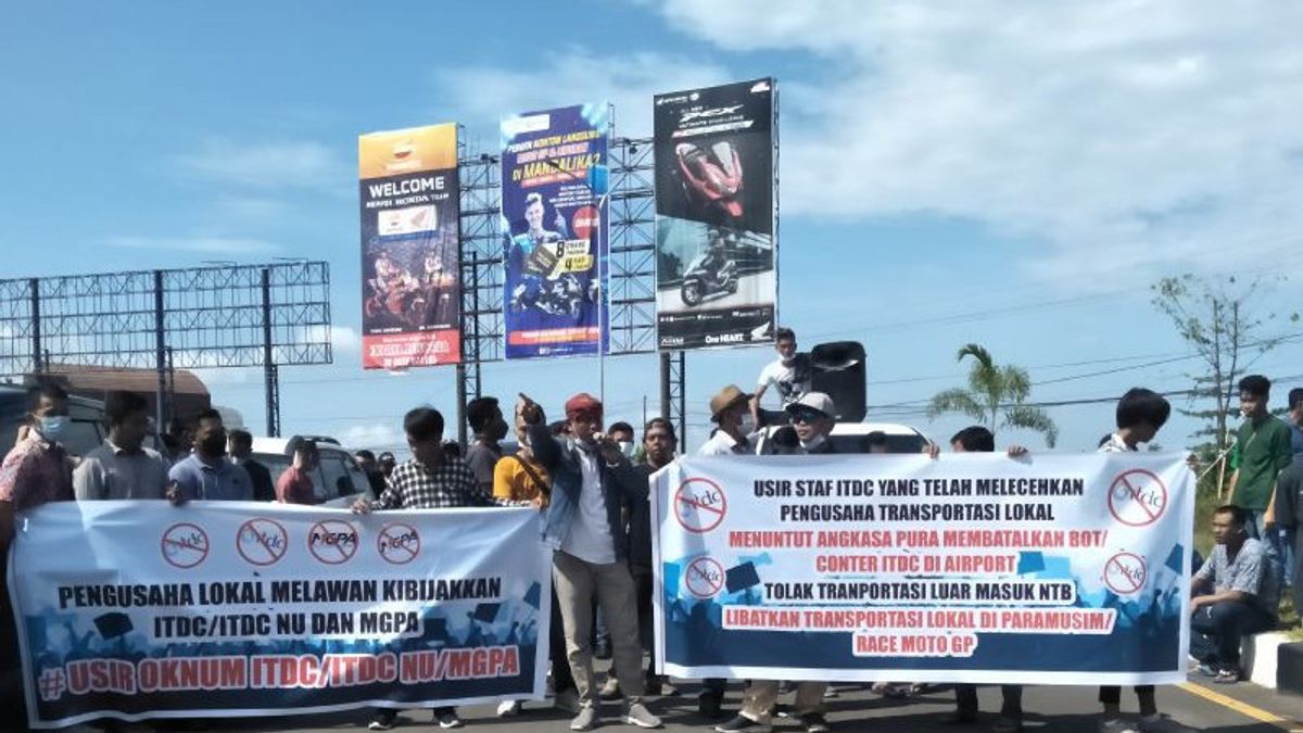 ロンボク空港の前でデモドライバーの数十は、MotoGPプレシーズンのためのローカル交通機関を含まないITDC当局者に抗議