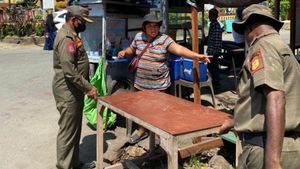 Dilaporkan Warga, Pemkot Jakpus Tertibkan PKL di Gambir yang Kerap Ganggu Pengguna Jalan