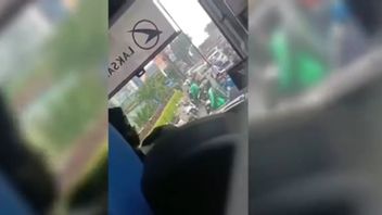 不接受摩托车被击中，数十名Ojol袭击雅加达公交车司机，乘客四散奔逃
