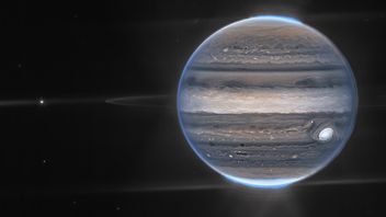美国宇航局分享了两张木星的照片，由詹姆斯·韦伯的望远镜拍摄，并带有极光