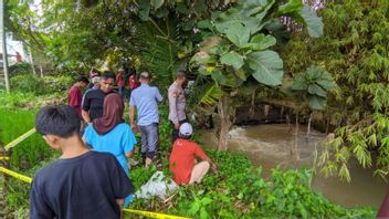 أثناء الصيد أثناء الحمى ، عثر الرسام على ميت يطفو في نهر Ambarulang Solok