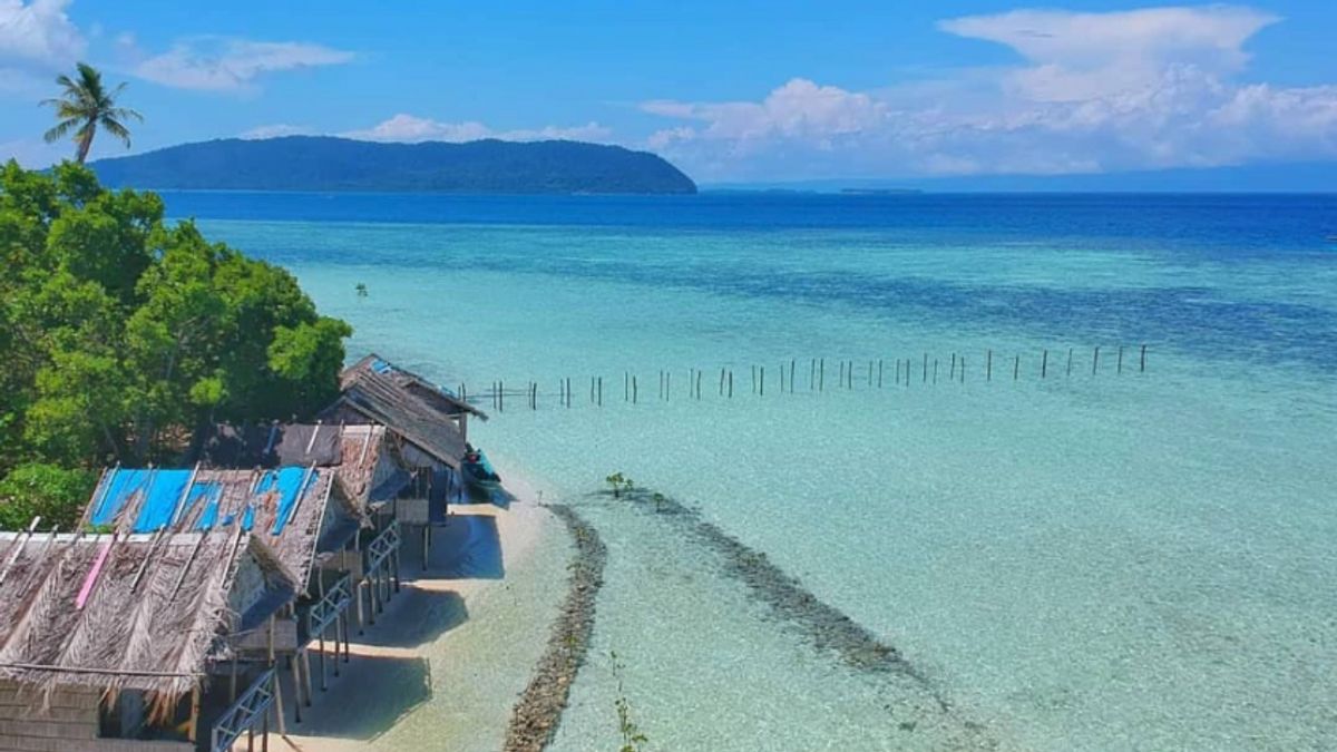 Visiter le village d’Arborek à Raja Ampat, présenter une tournée naturelle Indah avec une culture