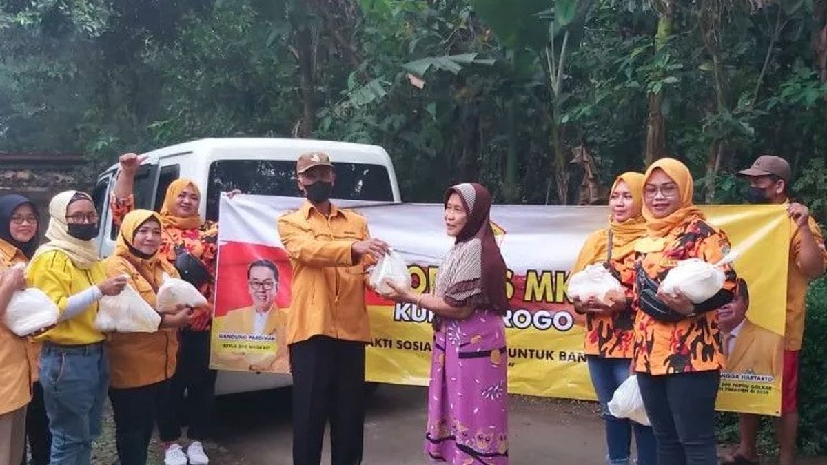 Berita Kulon Progo: MKGR Kulon Progo Membagikan Puluhan Paket Takjil dan Sembako Kepada Warga