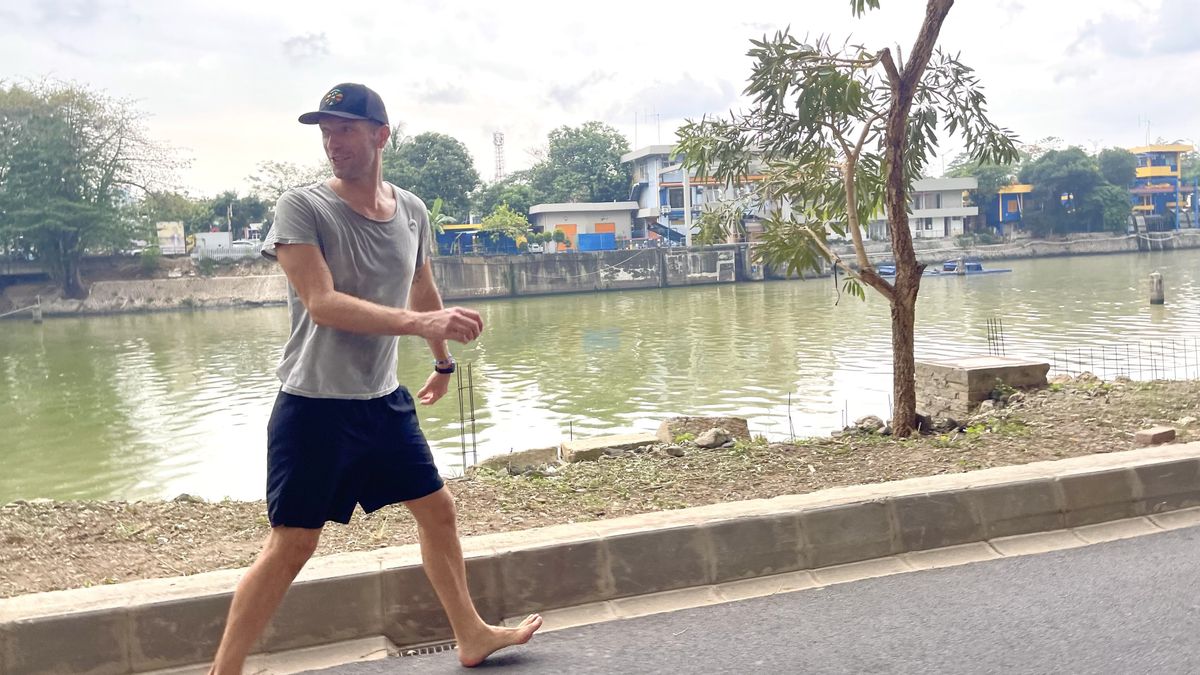 Ahead Of The Concert, Chris Martin Had Time To Walk Around Jakarta