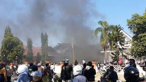 Demo Berujung Pembakaran Kantor Bupati-DPRD Pohuwato, 650 Polisi Diterjunkan 
