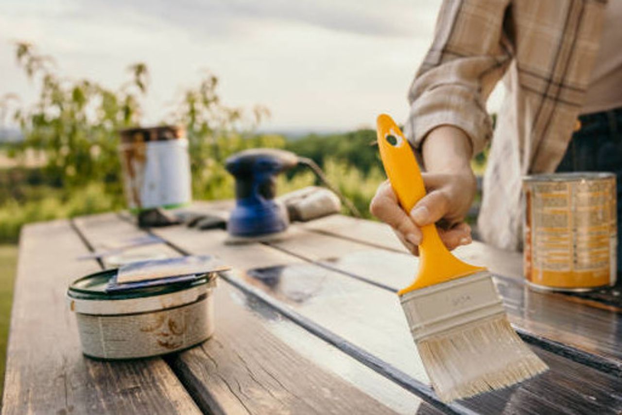 Essayable, 3 méthodes pour éliminer les nids de Gosong sur les meubles en bois