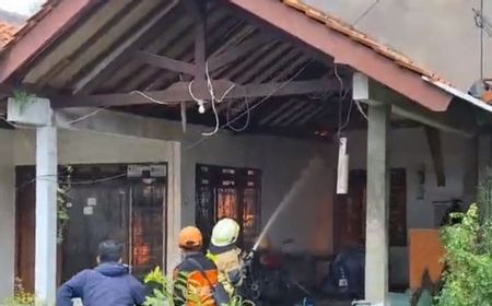 Rumah di Kawasan Padat Penduduk di Bambu Apus Terbakar,  Warga Panik Lari Berhamburan