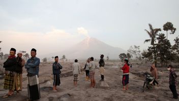 当心塞梅鲁山的居民，火山灰与滑溜溜的雨混合在一起！