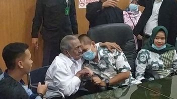 Case Of Child Sues Father Of Rp3 Billion In Bandung Ends Peace With Hugs And Cries