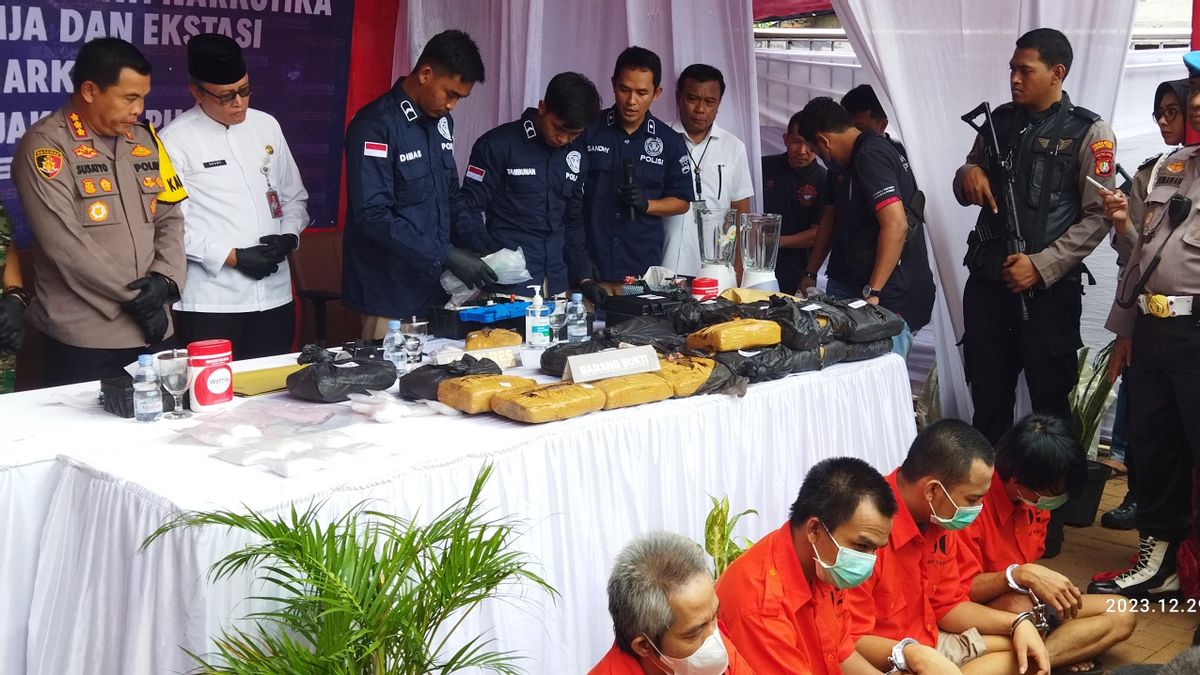 جاكرتا - تم تدمير المخدرات التي تبلغ قيمتها 1.5 مليار روبية إندونيسية في مركز شرطة جاكبوس