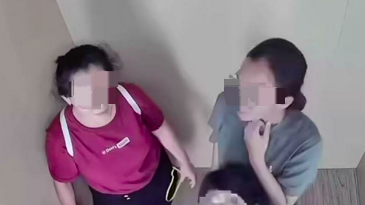Dua Wanita Terekam CCTV Diduga Curi Ponsel Samsung Z Flip 7 di Photobox Mall Green Pramuka Square