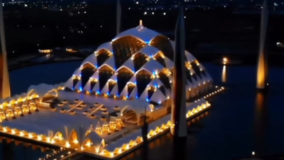 关于使用国家预算建造的贾巴尔清真寺的事实，里德万·卡米尔回应了网民的批评