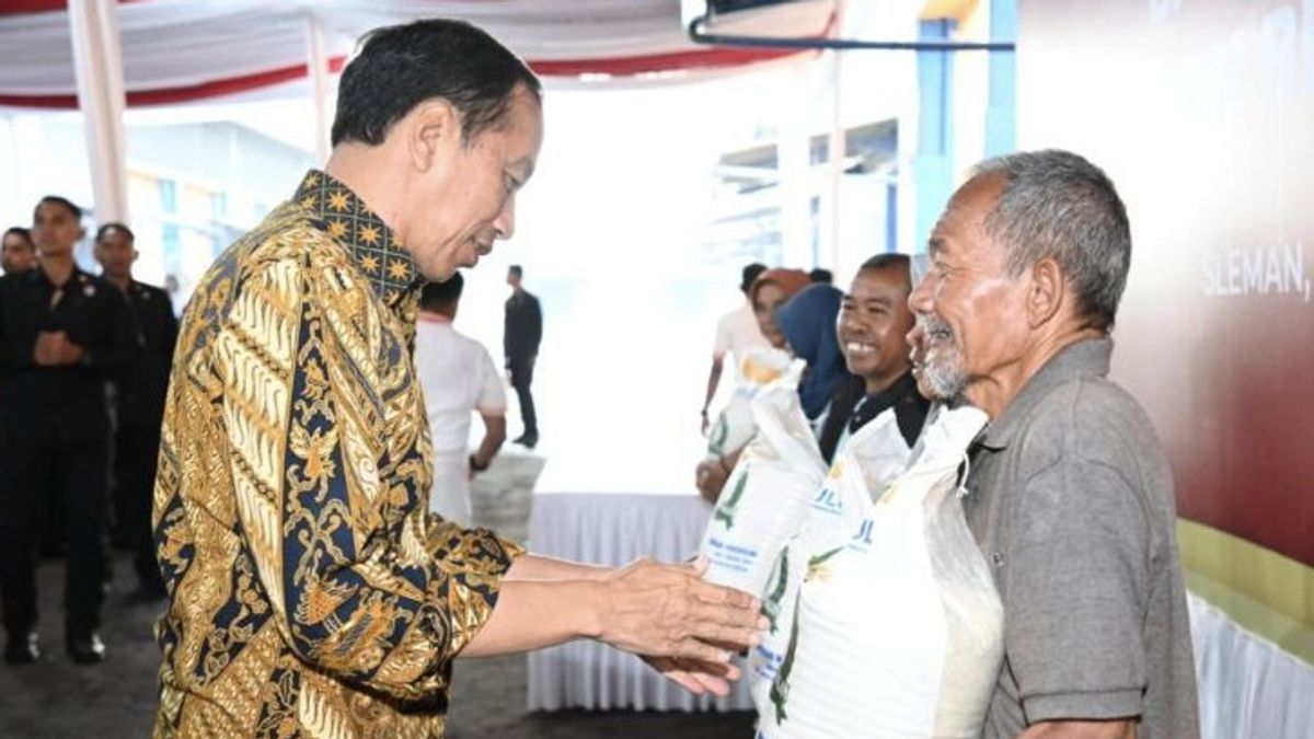 Partageant les Bansos à Sleman, Jokowi justifie que le prix du riz augmente