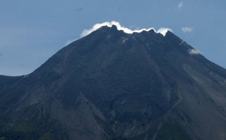 Gunung Merapi Keluarkan Guguran Material Sejauh 200 Meter