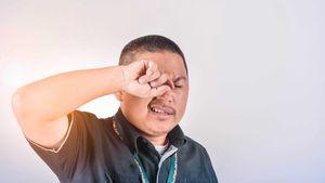 4 Cara Mengatasi Mata Kelilipan yang Susah Keluar