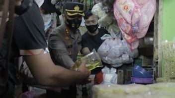 شرطة جاوة الغربية تشكل فريقا لمراقبة الإنتاج لتوزيع زيت الطهي لمنع الاكتناز