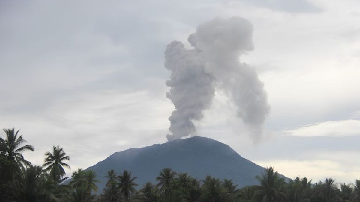 Gunung Ibu dans l’éruption Halmahera Muntahkan Abu jusqu’à 1000 mètres de haut