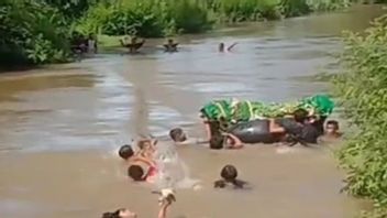 楠榜西海岸的米里斯肖像:水泳居民在河边将尸体送往墓地