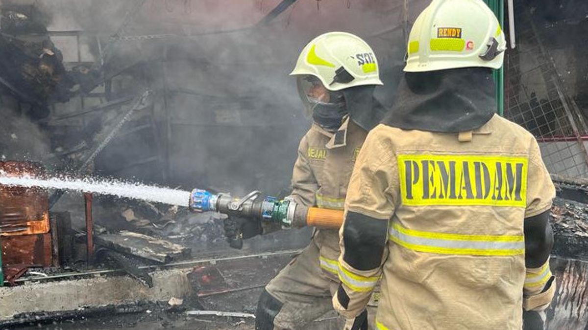 Un café de Jakarta brûlé par le feu d'une étincelle de l'arbre de verre