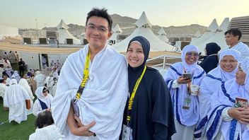 التخلي عن النقاش ، تيا أرييستيا وزوجها يجدان السلام المنزلي أثناء الحج