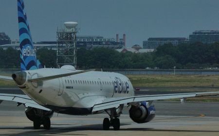 Maskapai Penerbangan JetBlue Tidak Lagi Sediakan Makanan Hangat untuk Penumpang Kelas Ekonomi