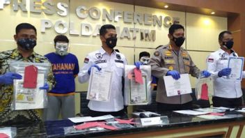在社交媒体上出售假文凭证书， 两名东爪哇青年被捕并威胁 12 年监禁