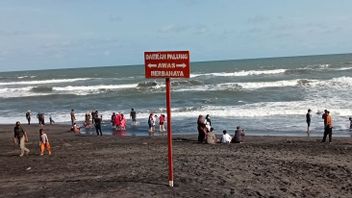 Potensi Gelombang Tinggi, Rambu Bahaya Dipasang di Pantai Samas Bantul 