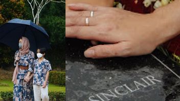 中指にアシュラフ・シンクレアの指輪をつけた夫のブンガ・シトラ・レスタリの墓を訪ねる
