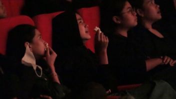 Dramatistic, Photos Of Spectators Crying Watch Miracle In Cell No 7 Movies In Bandung