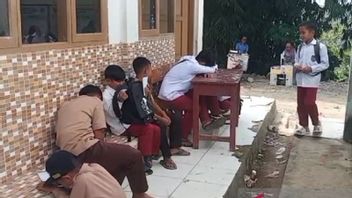 4 Ruang Kelas Ambruk, Ratusan Pelajar SDN di Sukabumi Terpaksa Belajar di Sekolah Lain