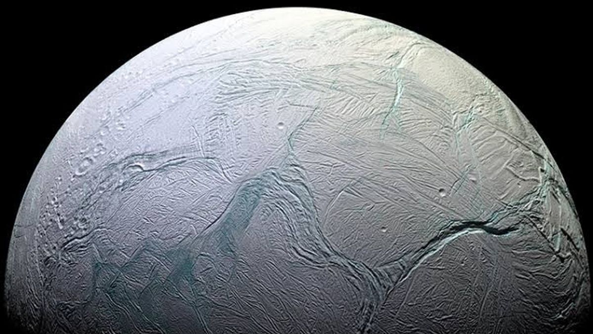 Gegara Sembur Gumpalan ke Luar Angkasa, Bulan Saturnus Ketahuan Punya Bahan Kimia Pendukung Kehidupan Seperti di Bumi