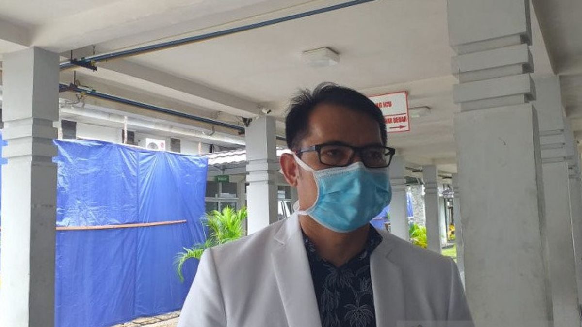 Porter PPE Complet, Médecins à L’hôpital De Belitung Aider Avec Succès L’accouchement 2 Femmes Enceintes POSITIVE COVID