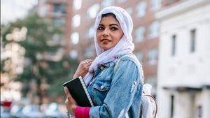 Denim Barrel Pants hingga Clean Look, Gaya Busana yang Kini Jadi Pilihan Gen Z