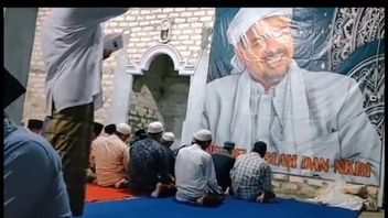 Amazing Billboard With Rizieq Shihab's Smiling Face Mounted Directly Towards Qibla, Gun Romli: This Is A Blind Fanatic!