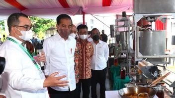 Presiden Jokowi Meninjau Penelitian Minyak Makan Merah di Medan