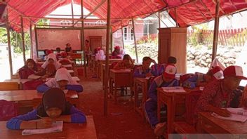 Siswa SDN Sukabumi yang Belajar di Tenda Terpaksa Berhenti Pukul 10.00 karena Panas dan Berdebu