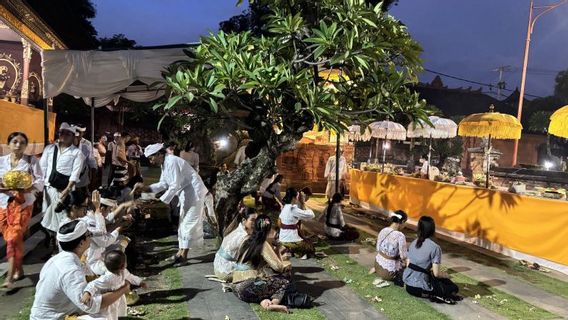  Umat Hindu Ramaikan Pura Jagatnatha hingga Malam Saat Galungan