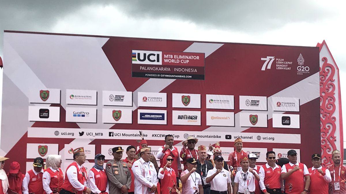 UCI山地车淘汰赛世界杯2022帕朗卡拉亚自行车锦标赛开幕，青年部长为州长的勇气“举起帽子”