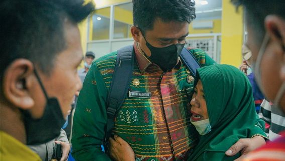 3 Styles Of Bobby Nasution Wearing A Backpack When Blusukan In Medan