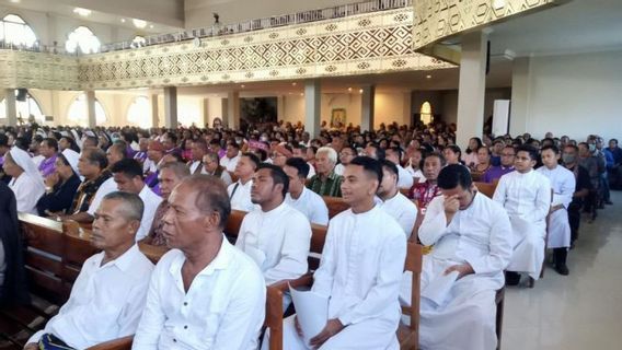 Ribuan Warga Kupang Sambut Jenazah Uskup Agung Ende