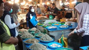 يجد BPOM Batam محتوى الفورمالين في الأسماك المملحة والنهاش الأبيض أثناء Sidak في السوق