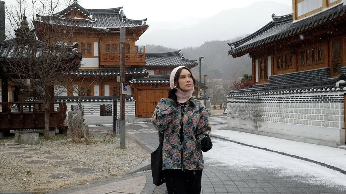 6 Potret Gaya Liburan Yasmin Napper di Korea Selatan