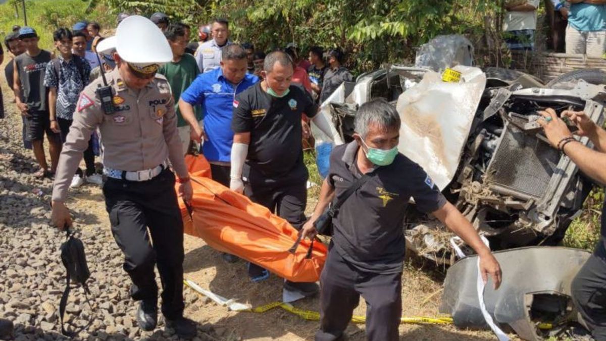 Le chauffeur d’Avanza est mort sur les lieux après avoir été heurté par un train de fret à Tulungagung East Java