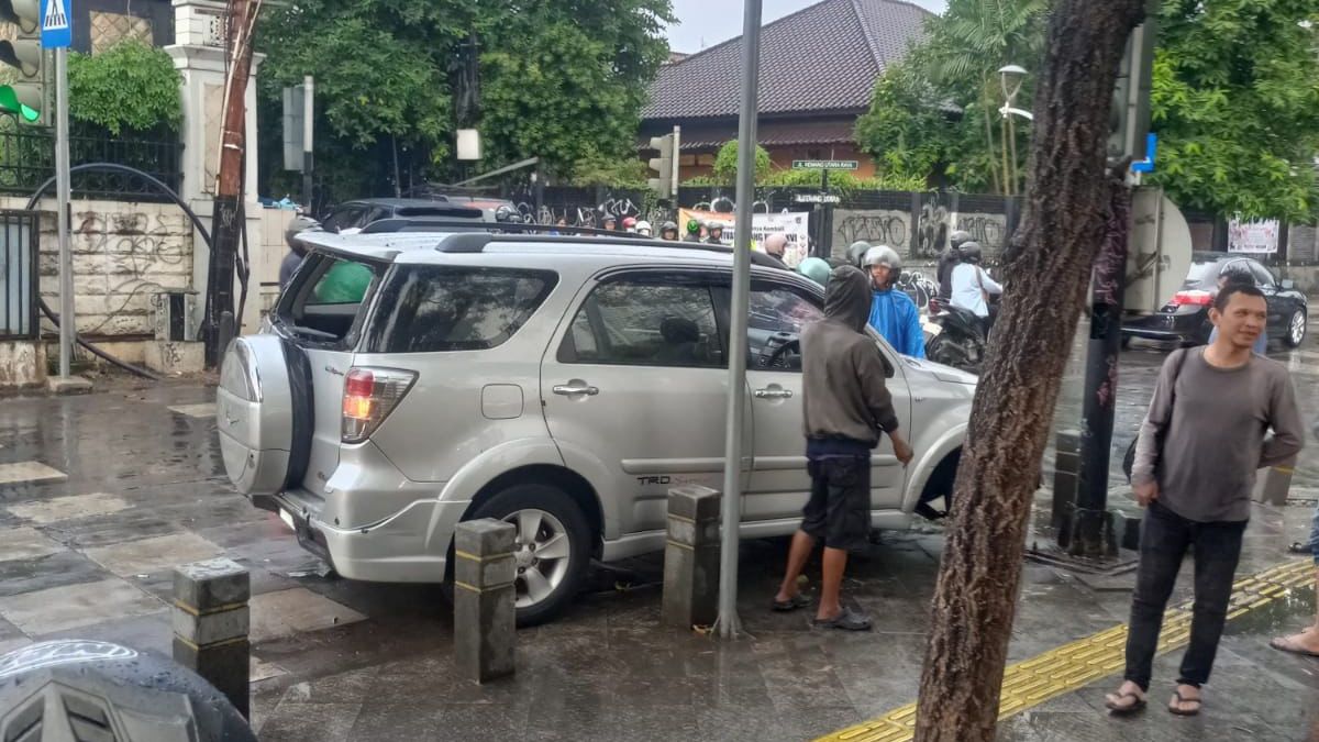 9岁的汽车司机在Jaksel Kemang的灯杆上撞车